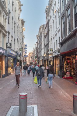 Kalverstraat caddesindeki Pople. Kalverstraat Amsterdam'ın işlek bir alışveriş caddesi.