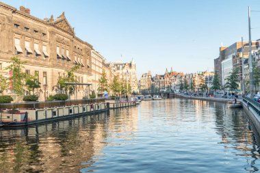 Amsterdam'da gün batımında Rokin kanalının manzarası.