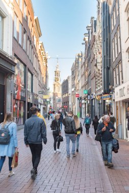Amstredam şehir merkezinde dükkanlar ile Kalverstraat sokak görünümü.