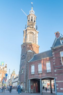 Amsterdam'ın eski şehrindeki Munttoren (Nane Kulesi) veya Munt kulesi.