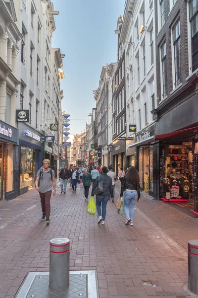 Pople na Kalverstraat ulici. Kalverstraat je rušné obchodní ulice v Amsterdamu.. — Stock fotografie