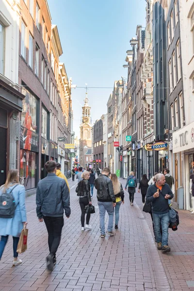 Pohled na ulici Kalverstraat s obchody v centru města Amstredam. — Stock fotografie