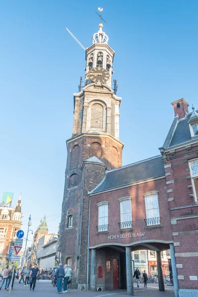 Munttoren (mincovní věž) nebo věž Munt ve starém městě Amsterdamu. — Stock fotografie