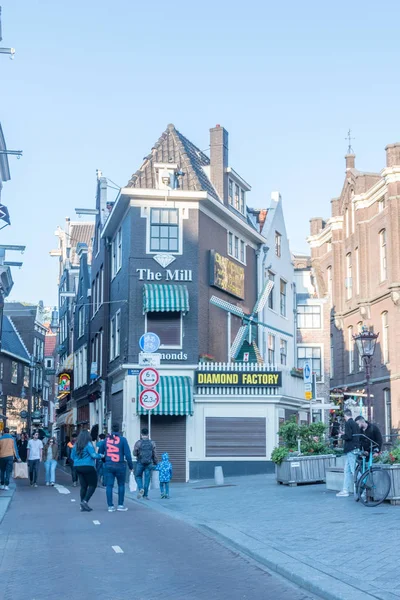 Vista de la calle Langebrugsteeg con la tienda The Mill Diamond en Amsterdam . — Foto de Stock