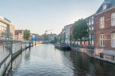 Gün batımında Singel kanalının manzarası. Singel, Amsterdam'da Orta Çağ'da şehri kuşatan bir kanaldır..