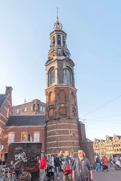 Věž Munttoren nebo Munt ve starém městě Amsterdamu. — Stock fotografie