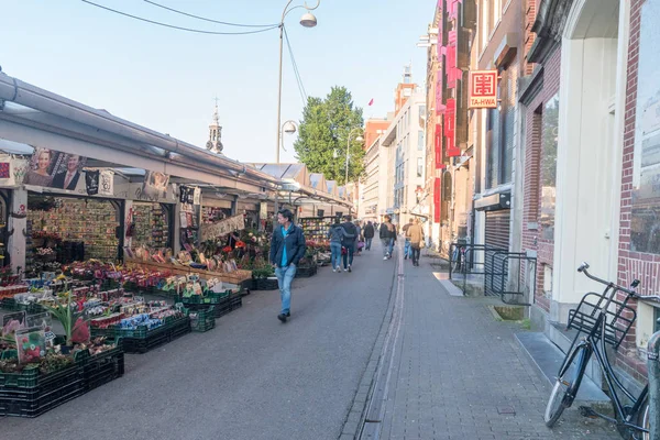 El Mercado de las Flores de Ámsterdam con la gente . — Foto de Stock