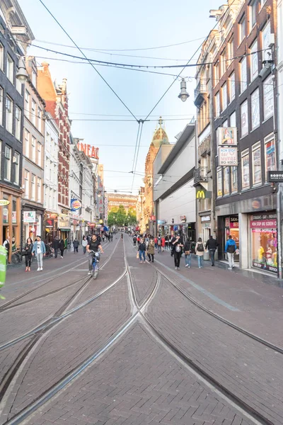 Reguliersbreestraat calle con gente en Amsterdam . — Foto de Stock