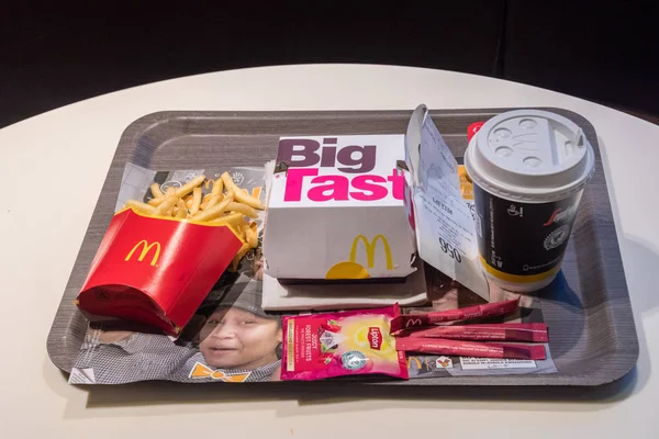 Sandwich McDonald Big Tasty, frites et thé Lipton au McDonald's . — Photo