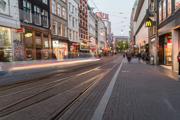 Pohled na ulici Reguliersbreestraat v evenign. — Stock fotografie