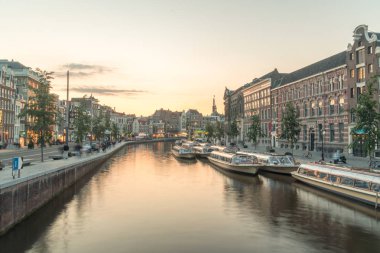 Gün batımında Rokin kanalı. Rokin Amsterdam merkezinde büyük bir kanal.