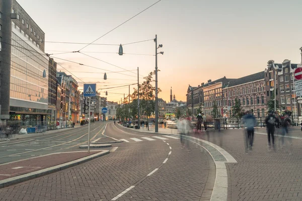 Rokinova ulice v době západu slunce. Rokin je hlavní ulicí v centru Amsterdamu.. — Stock fotografie