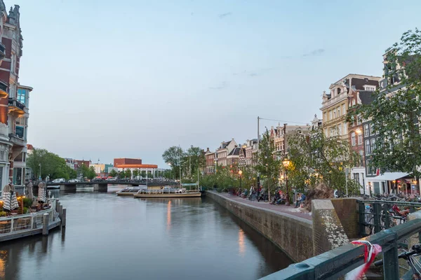 Canal d'Amstel dans la soirée . — Photo