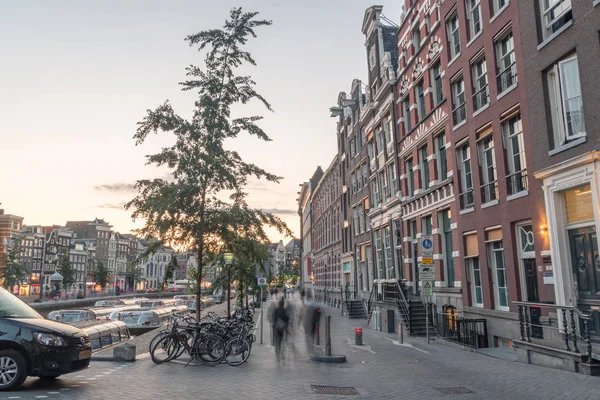 Oude Turfmarkt street au coucher du soleil . — Photo