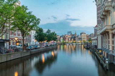 Amstel kanalının akşam manzarası.