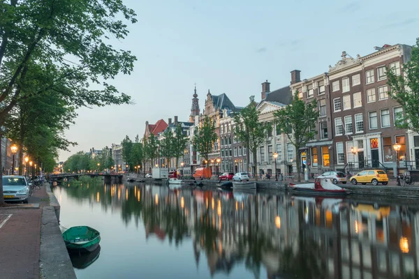 Pohled na domy a Kloveniersburgwal kanál. — Stock fotografie