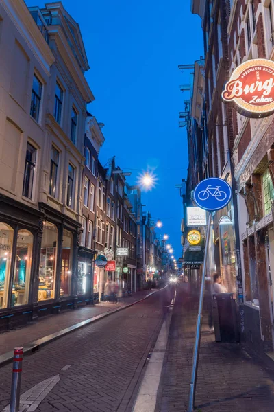 Vista nocturna de una calle pequeña y estrecha en el centro de Ámsterdam . — Foto de Stock