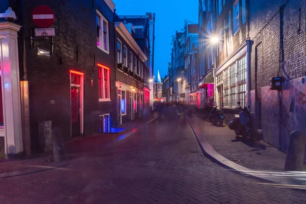 Quartier rouge avec fenêtres rouges et bleues. Dans De Wallen, les travailleuses du sexe utilisent des lumières rouges dans les fenêtres, tandis que les femmes transsexuelles utilisent des lumières bleues — Photo