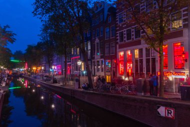 Gece Amsterdam'da Red Light District Kanalı.