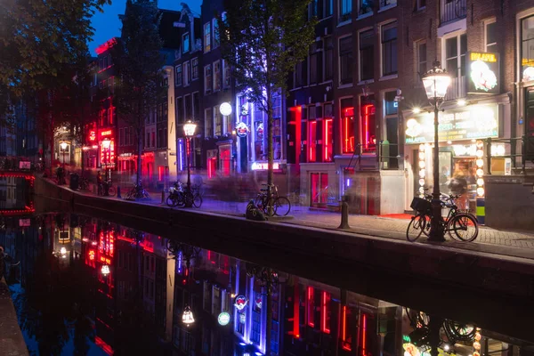 Red-Light District med prostitutions fönster på natten. — Stockfoto