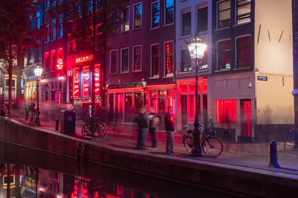 De Wallen, el barrio rojo con ventanas de prostitución en Ámsterdam . — Foto de Stock