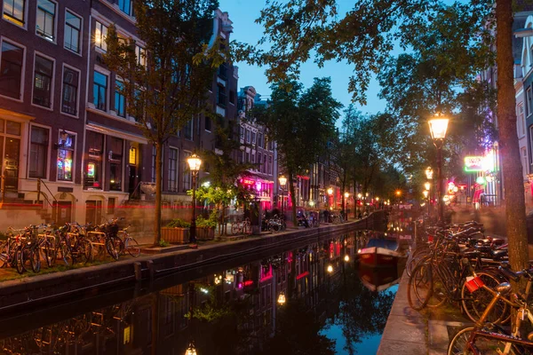 De Wallen, den röda ljus distriktet i Amsterdam. — Stockfoto