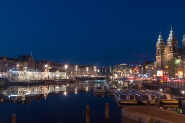 Şehir merkezinde Amsterdam kanalının gece görünümü.