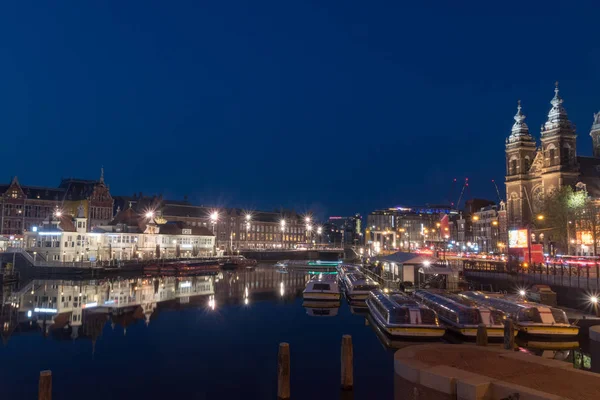 Noční výhled do amsterdamského průplavu v centru města. — Stock fotografie