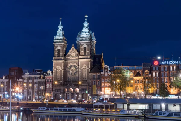 The Basilica of Saint Nicholas over canal at night. — Stock Photo, Image