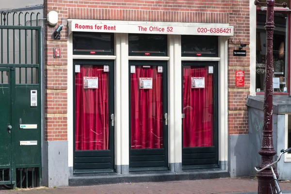 Utsikt över prostitutions Fönstren i Red Light District i Amsterdam. — Stockfoto
