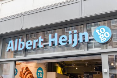 Albert Heijn perakende mağazasında imzalamak için gitmek.