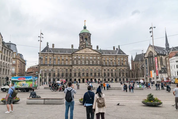 Královský palác v Amsterdamu za oblačné dny. — Stock fotografie