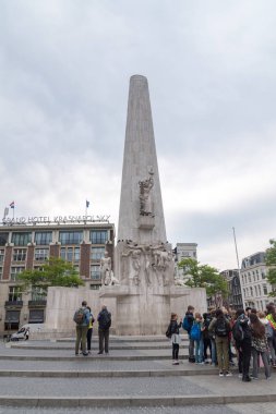 Bulutlu günde turistlerle Baraj Meydanı'nda Ulusal Anıt.