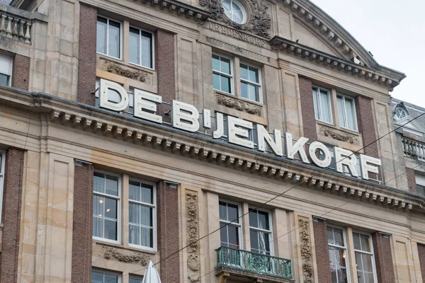 Знак De Bijenkorf на магазине в Амстердаме . — стоковое фото