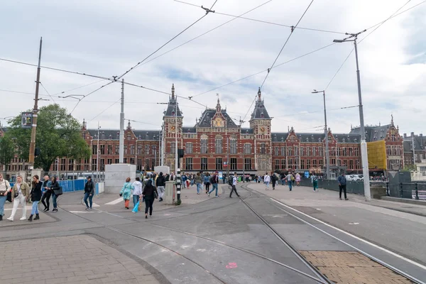 Hlavní nádraží Amsterdam v oblačné době. — Stock fotografie