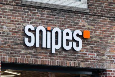 Logo ve Snipes işareti. Snipes bir sokak giyimi ve spor ayakkabı zinciridir.