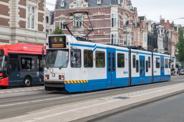 tramvayla Amsterdam'da sürüş.