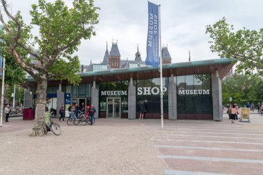 Amsterdam, Hollanda - 7 Haziran 2019: Van Gogh müze dükkanı.