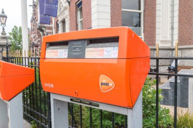 Postnl turuncu posta kutusu.