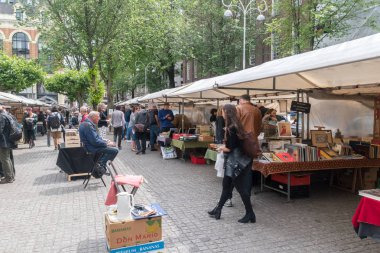Eski pazarlıklar, antika eşyalar, vintage dekor, kitaplar, fonograf kayıtları ile açık bit pazarı.