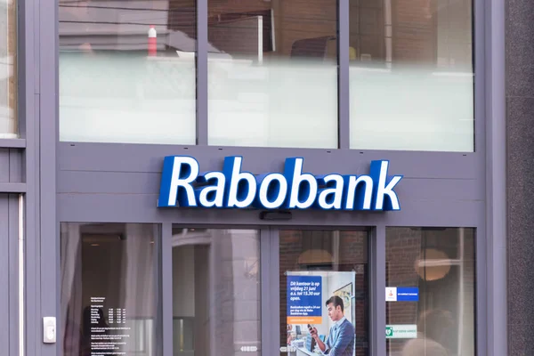 Signo de Rabobank. Rabobank es una multinacional holandesa de banca y servicios financieros. . — Foto de Stock