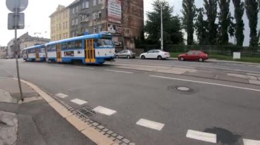 Ostrava, Çek Cumhuriyeti - 30 Ağustos 2019: Ostrava şehir merkezinin sokaklarında tramvaylar.