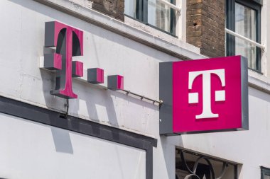 Mağazada T-Mobile logosu. T-Mobile, Deutsche Telekom markasıdır ve 1999 yılında kurulmuştur..