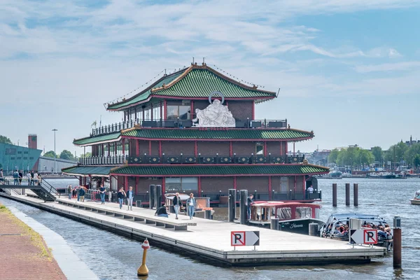 Büyük beyaz Buda heykeli ile Sea Palace yüzen restoran. — Stok fotoğraf