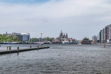 Bulutlu bir günde Oosterdok suyunun görünümü.
