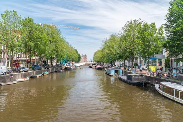 Průplav v Amsterdamu za slunečného dne. — Stock fotografie