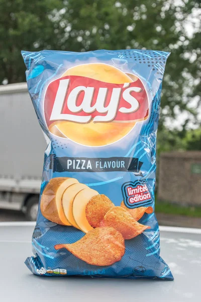 Упаковка закладається картопляних чіпсів Limited Edition піца ароматизований. — стокове фото