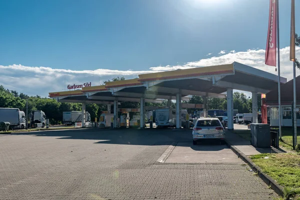 Газовая станция Shell в Гарбсен-Сад . — стоковое фото
