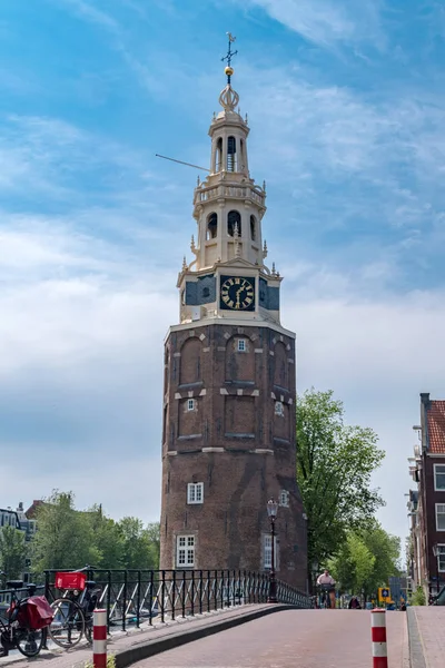 Montelbaanstoren nebo Montelbaánské věže na Oudeschanech ve městě Amsterdam. — Stock fotografie