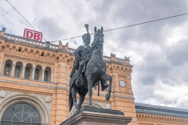 Hannover Kralı Ernest Augustus'un Binicilik Heykeli'nin görünümü.